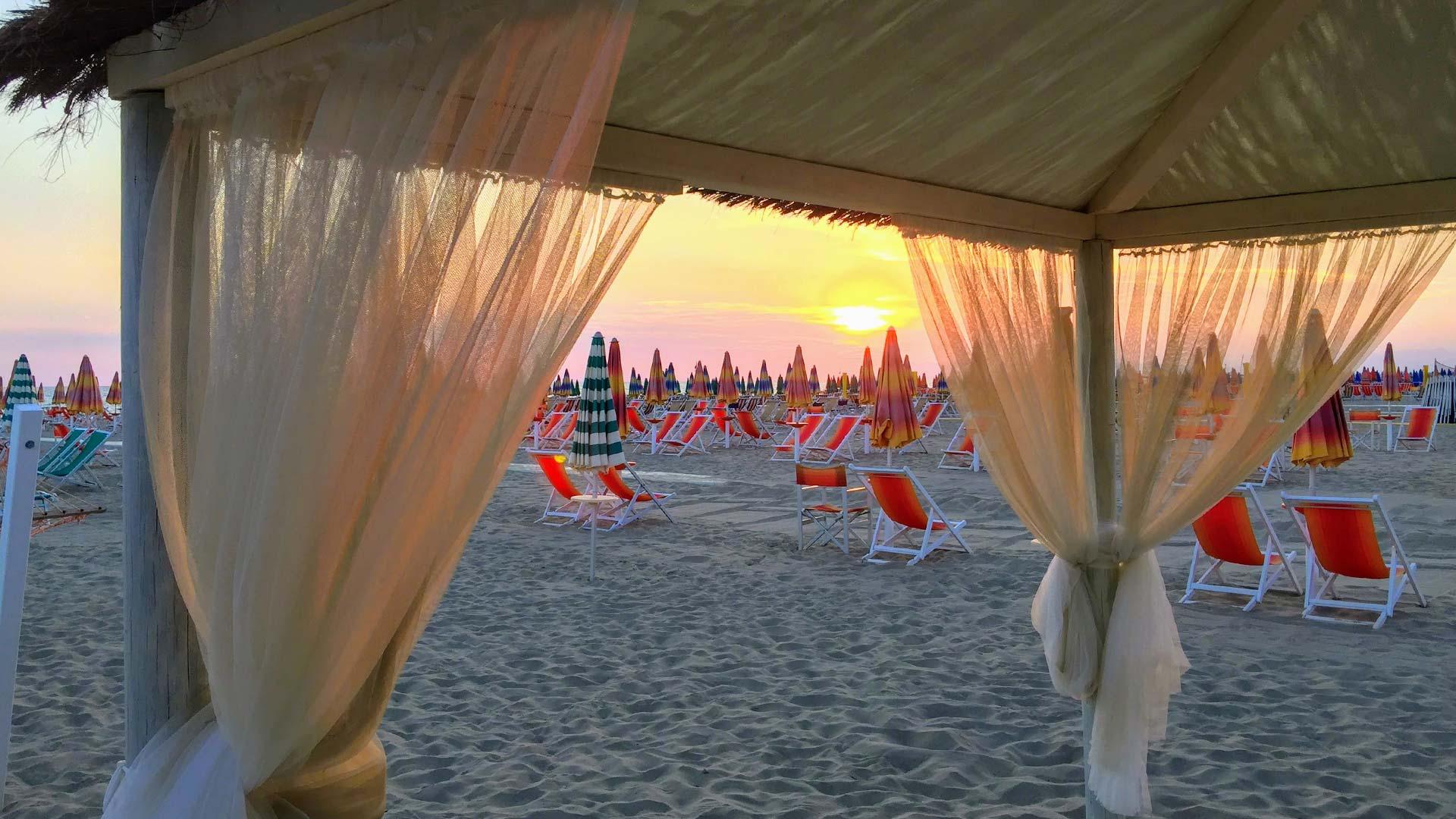 hotelplayaviareggio it offerta-fine-agosto-vacanza-al-mare-con-spiaggia-a-viareggio-in-versilia 010